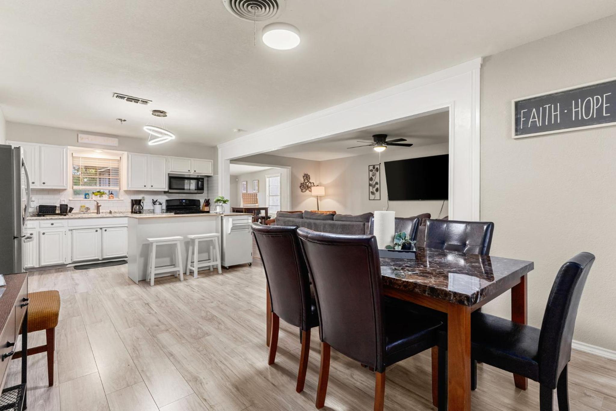 Cozy 3 bedroom with HOT TUB 2 min away from lackland view 3