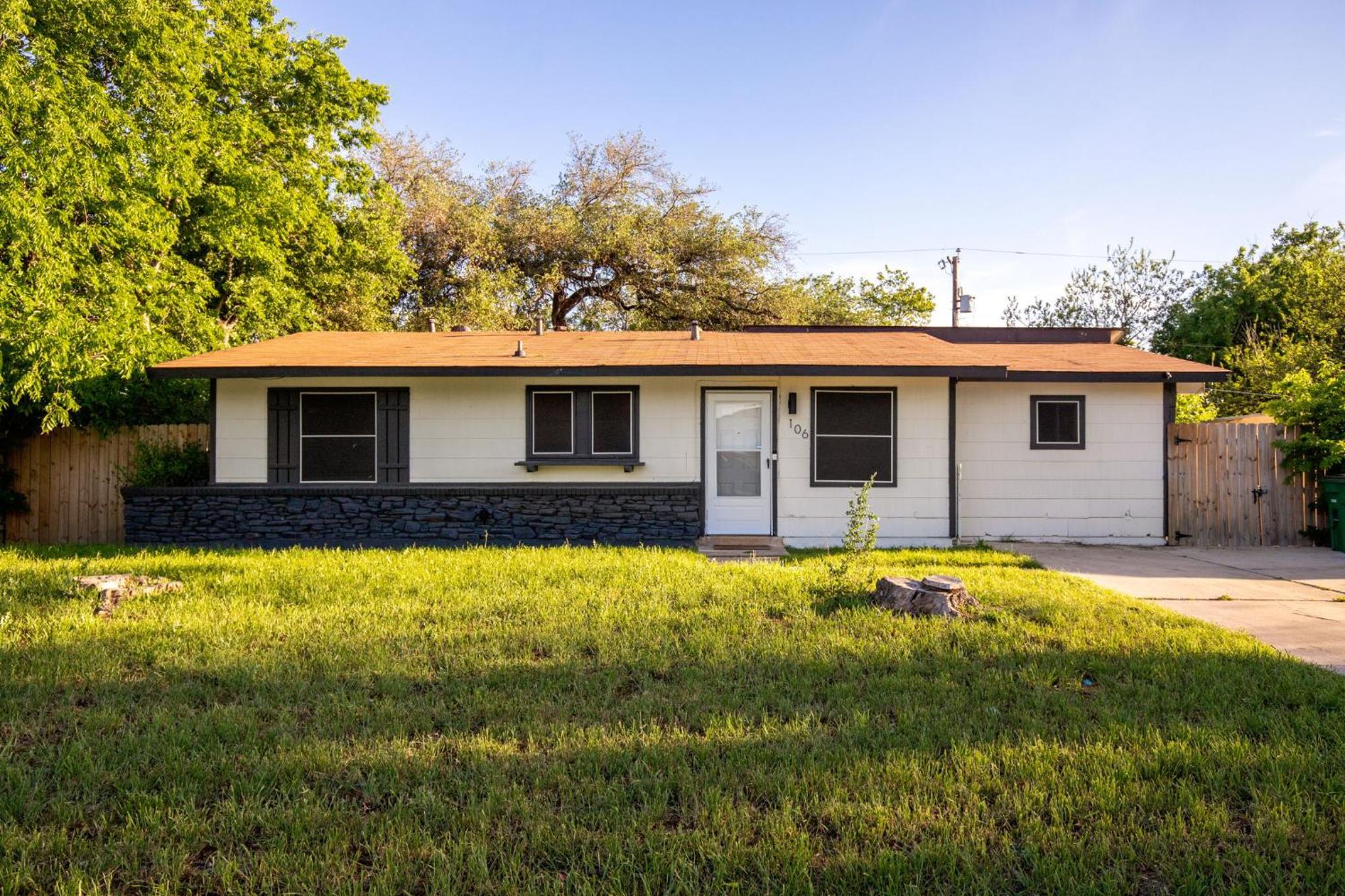 Cozy 3 bedroom with HOT TUB 2 min away from lackland view 2