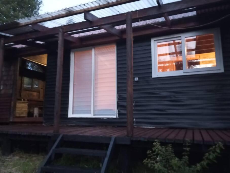 Cabaña en selva patagónica, cerca del pueblo