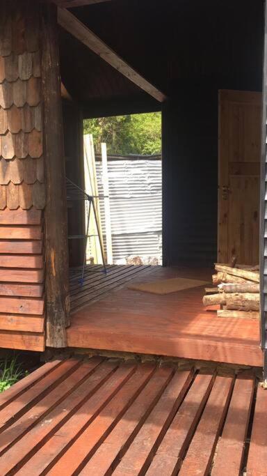Cabaña en selva patagónica, cerca del pueblo