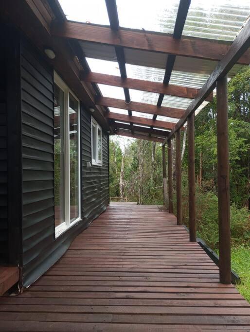 Cabaña en selva patagónica, cerca del pueblo