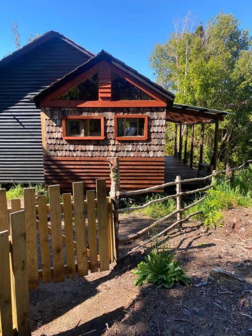 Cabaña en selva patagónica, cerca del pueblo