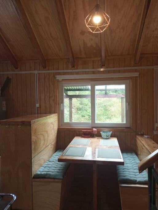 Cabaña en selva patagónica, cerca del pueblo