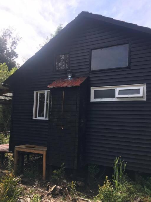 Cabaña en selva patagónica, cerca del pueblo