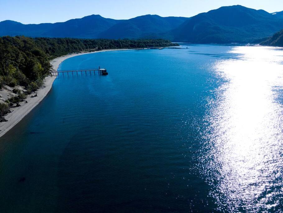 Cabaña en selva patagónica, cerca del pueblo