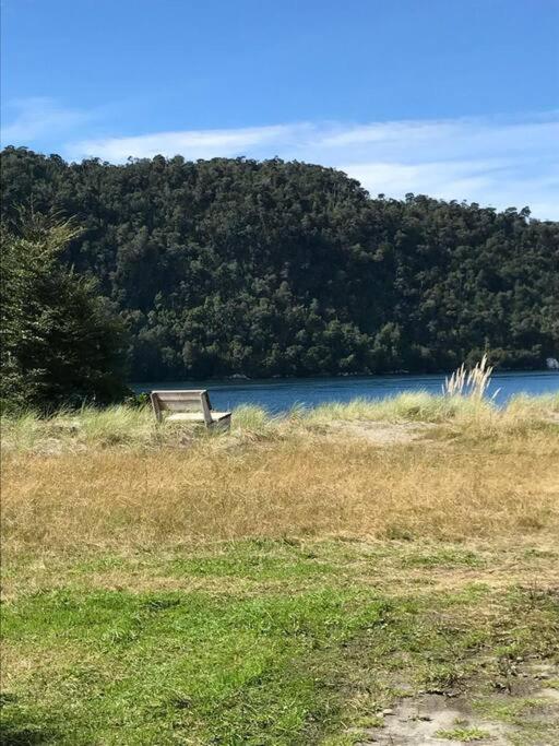 Cabaña en selva patagónica, cerca del pueblo