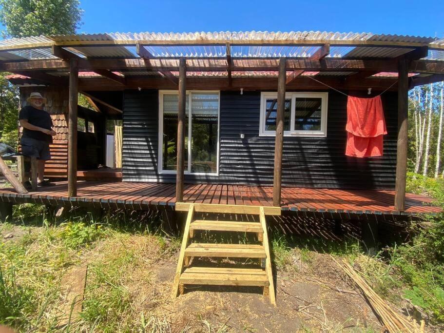 Cabaña en selva patagónica, cerca del pueblo