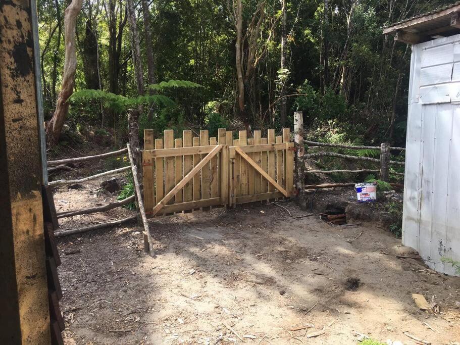 Cabaña en selva patagónica, cerca del pueblo