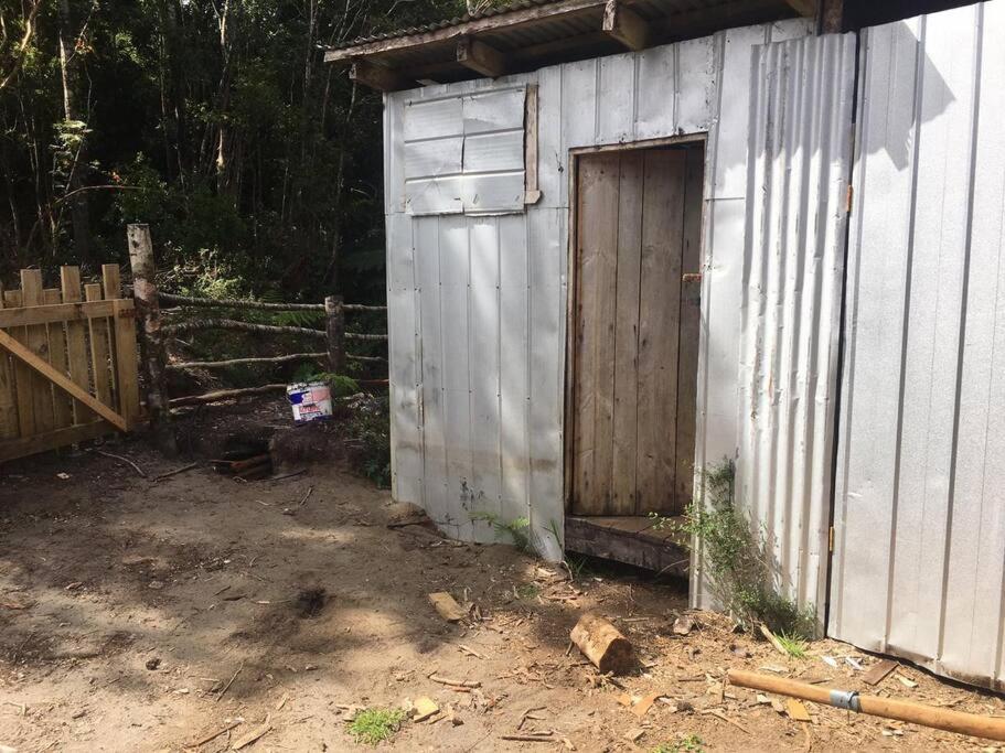 Cabaña en selva patagónica, cerca del pueblo