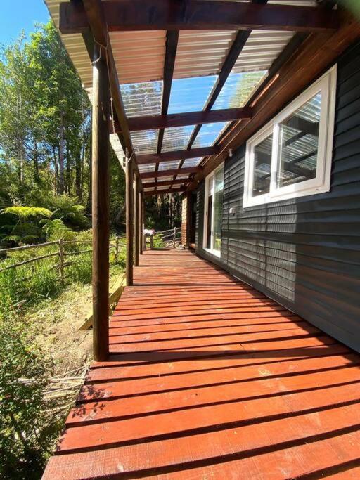 Cabaña en selva patagónica, cerca del pueblo