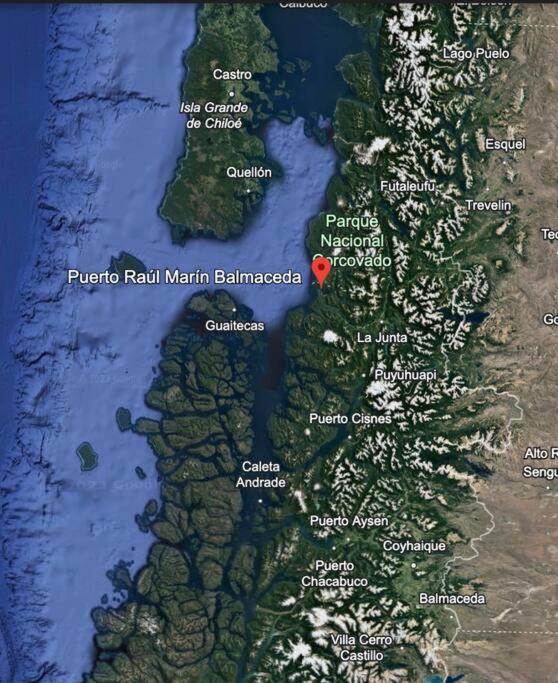 Cabaña en selva patagónica, cerca del pueblo