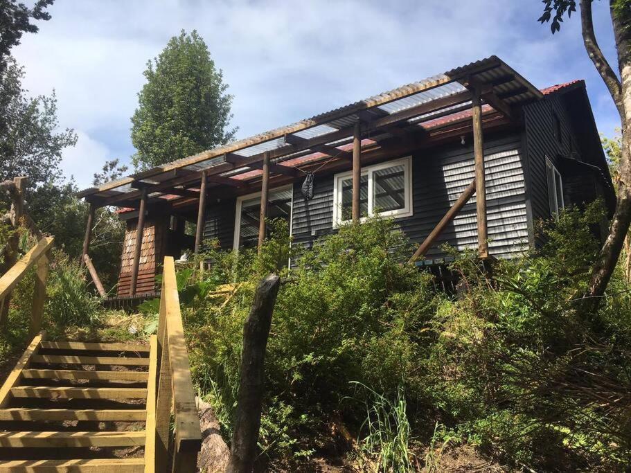Cabaña en selva patagónica, cerca del pueblo