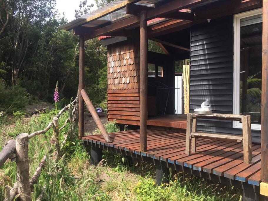 Cabaña en selva patagónica, cerca del pueblo