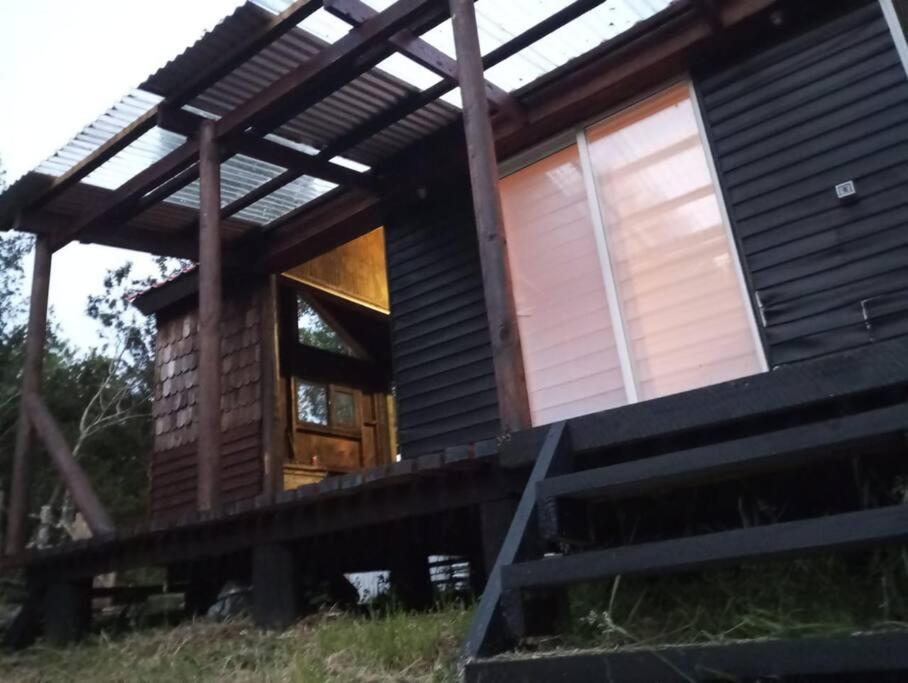 Cabaña en selva patagónica, cerca del pueblo