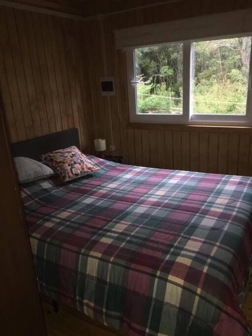Cabaña en selva patagónica, cerca del pueblo