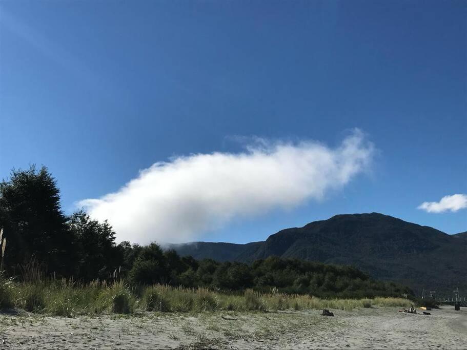 Cabaña en selva patagónica, cerca del pueblo