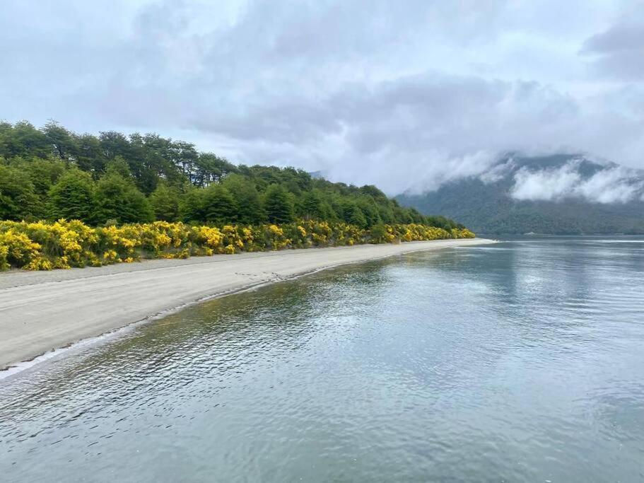 Cabaña en selva patagónica, cerca del pueblo