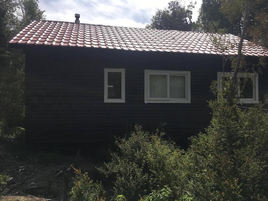 Cabaña en selva patagónica, cerca del pueblo