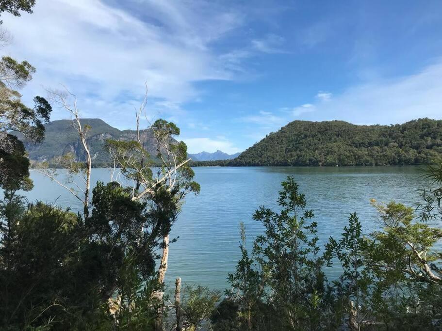 Cabaña en selva patagónica, cerca del pueblo