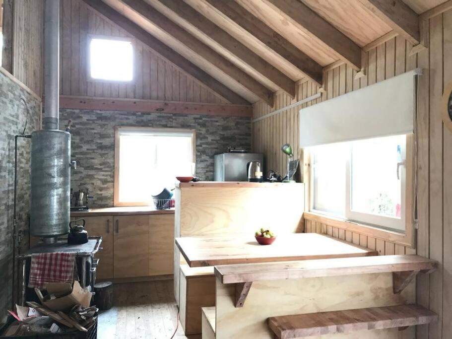Cabaña en selva patagónica, cerca del pueblo