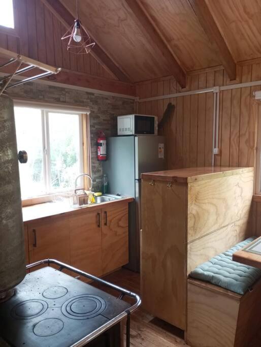 Cabaña en selva patagónica, cerca del pueblo