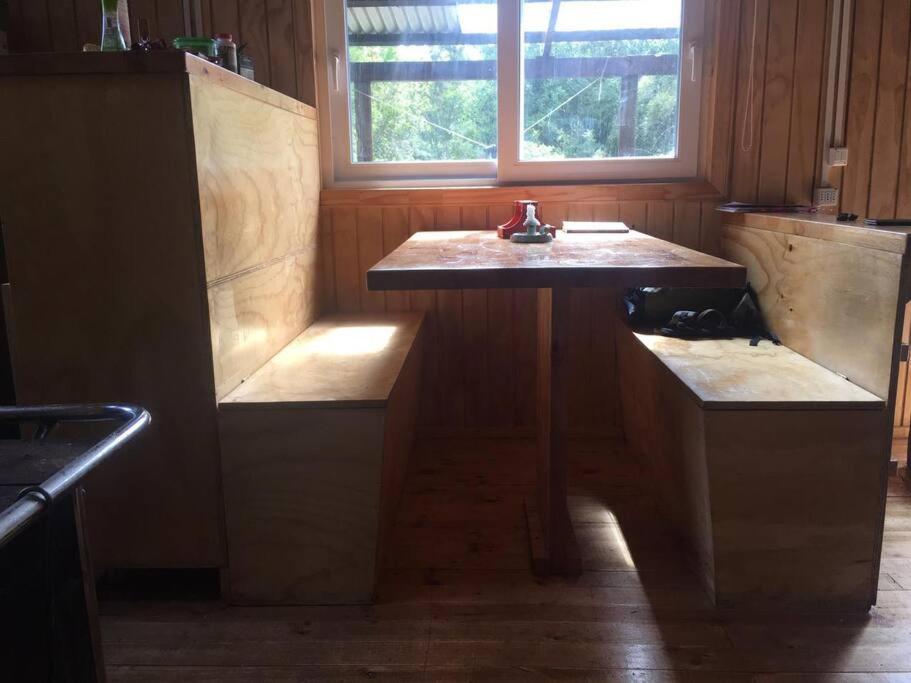 Cabaña en selva patagónica, cerca del pueblo