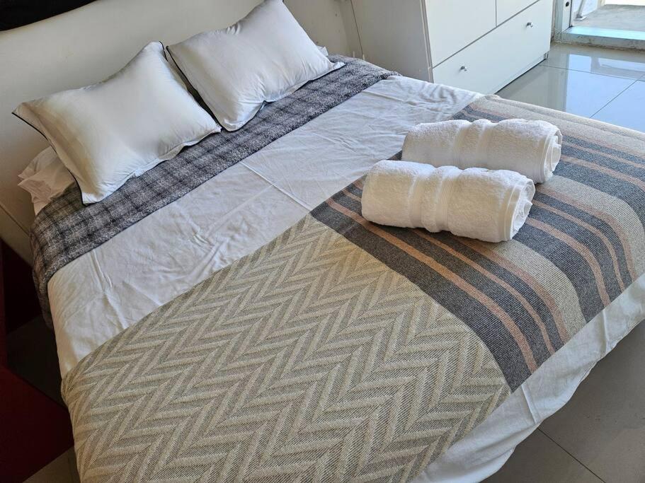 Fantastic spot: Studio w/parking 2 blocks to World Trade Center, 3 to beach view 4