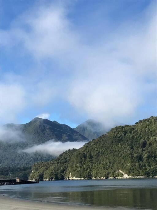 Cabaña en selva patagónica, cerca del pueblo
