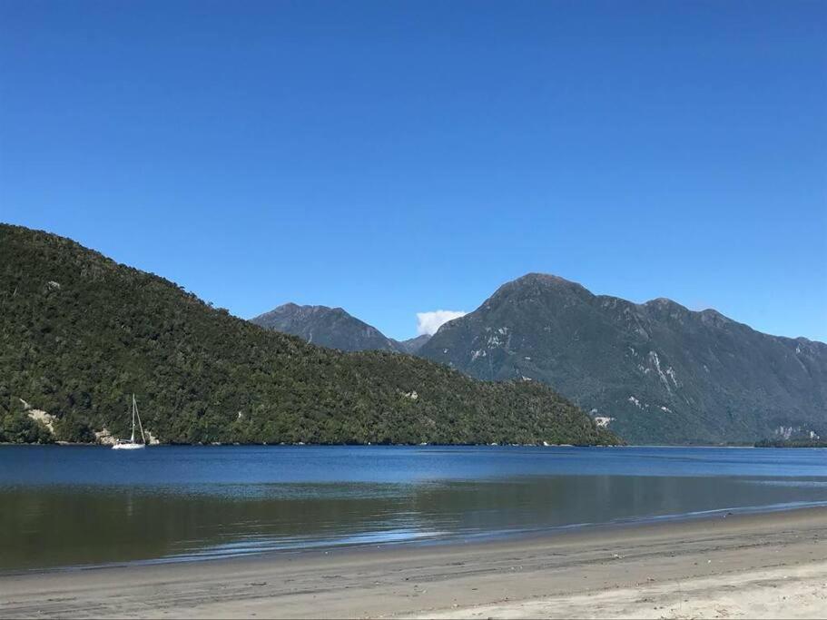 Cabaña en selva patagónica, cerca del pueblo