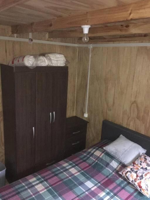 Cabaña en selva patagónica, cerca del pueblo