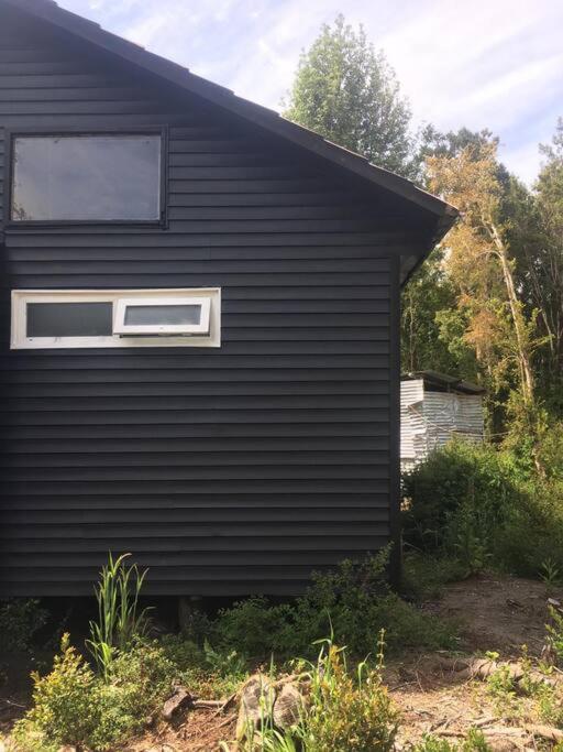 Cabaña en selva patagónica, cerca del pueblo