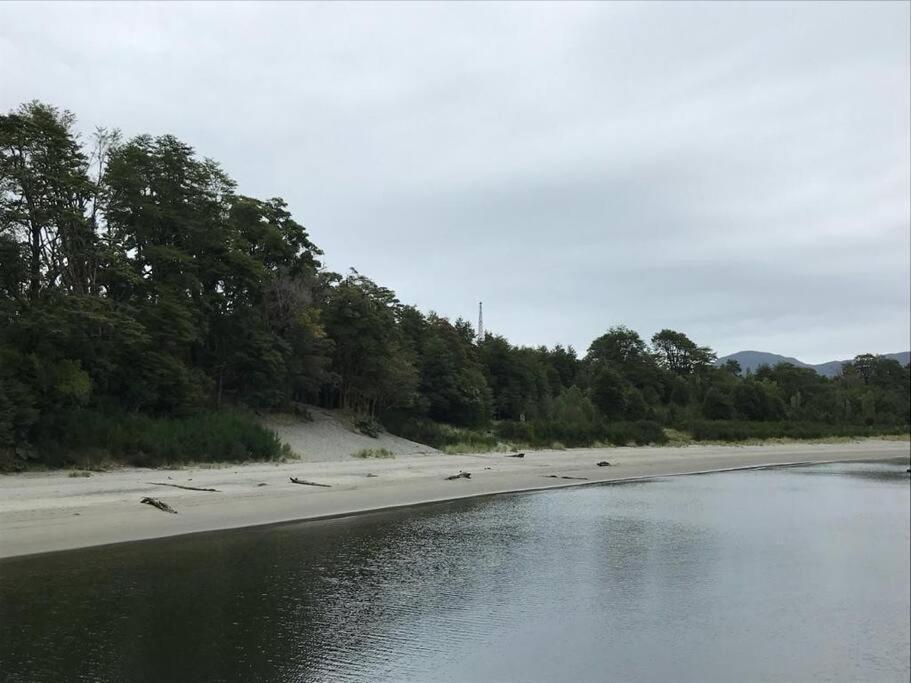 Cabaña en selva patagónica, cerca del pueblo
