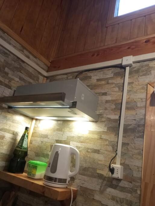 Cabaña en selva patagónica, cerca del pueblo