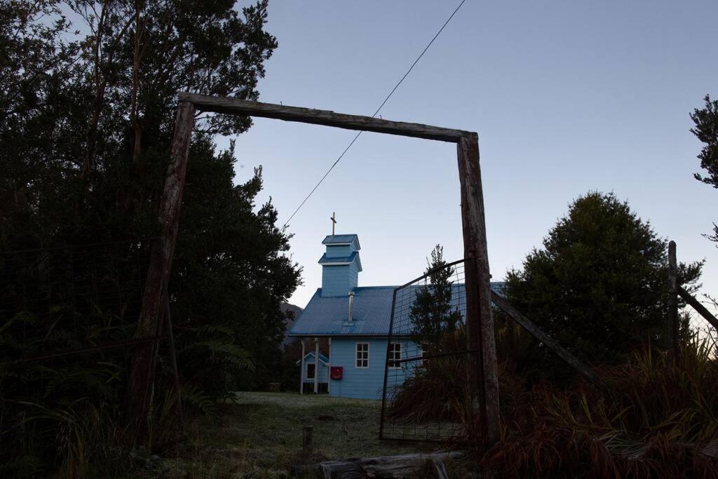 Cabaña en selva patagónica, cerca del pueblo