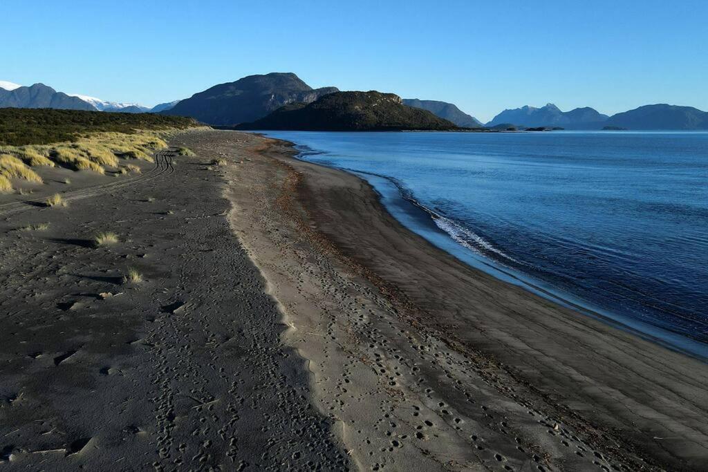 Cabaña en selva patagónica, cerca del pueblo