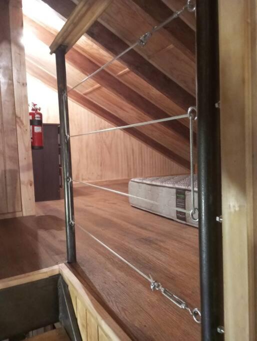 Cabaña en selva patagónica, cerca del pueblo