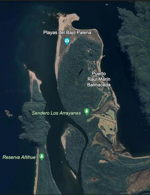 Cabaña en selva patagónica, cerca del pueblo