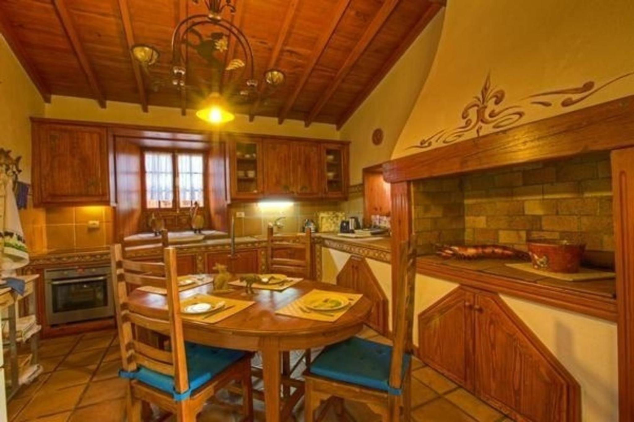 Ferienhaus in La Caridad mit Terrasse, Grill und Whirlpool