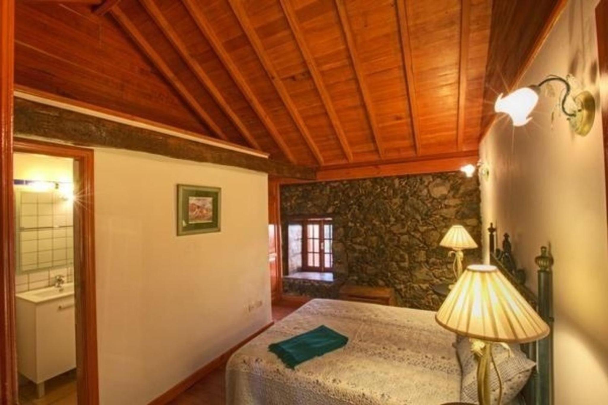 Ferienhaus in La Caridad mit Terrasse, Grill und Whirlpool