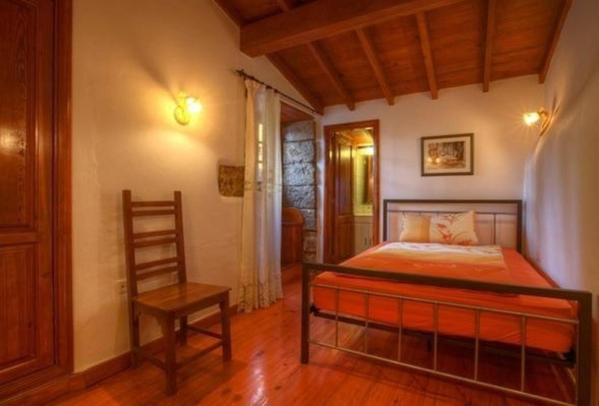 Ferienhaus in La Caridad mit Terrasse, Grill und Whirlpool