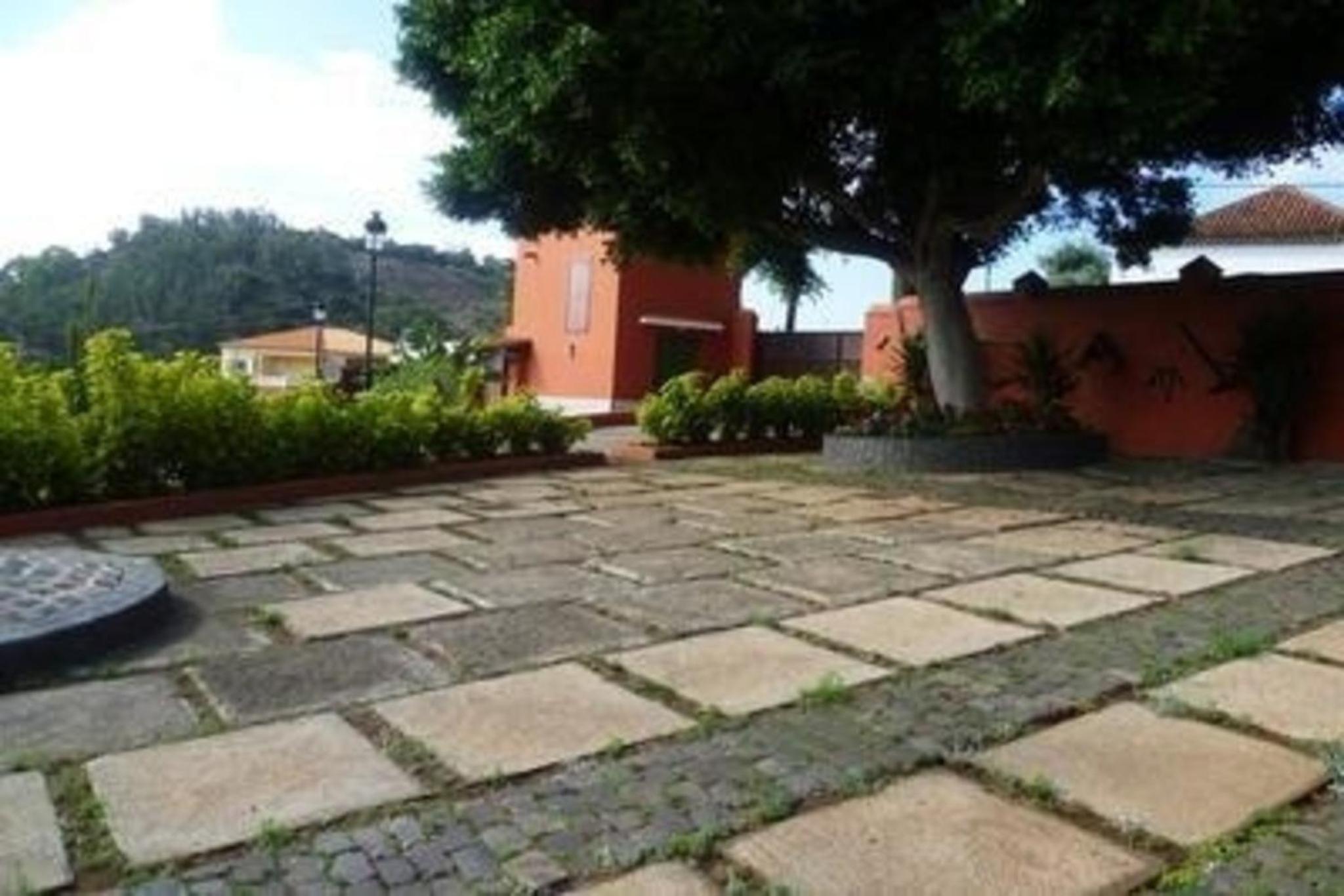 Ferienhaus in La Caridad mit Terrasse, Grill und Whirlpool