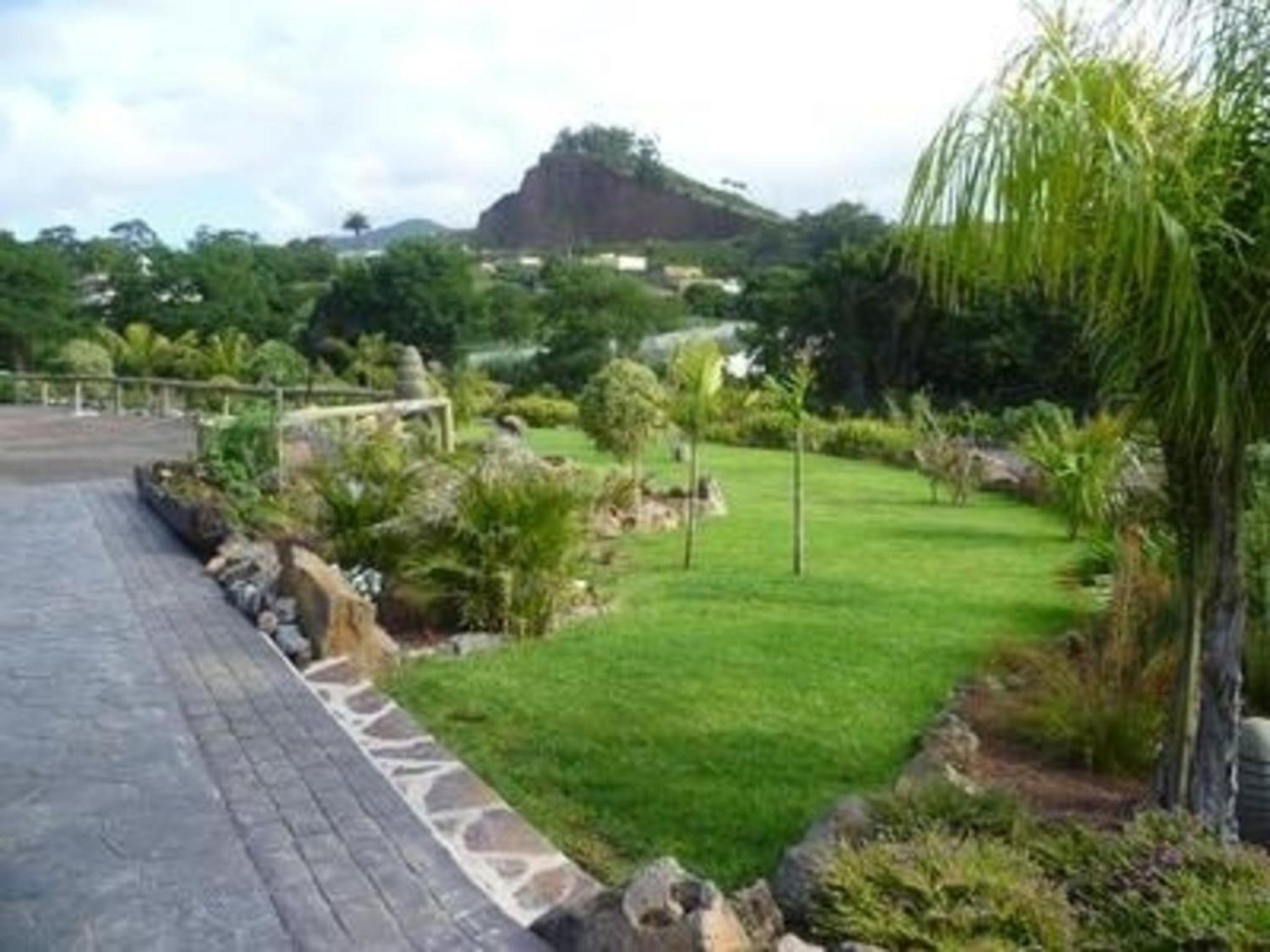 Ferienhaus in La Caridad mit Terrasse, Grill und Whirlpool