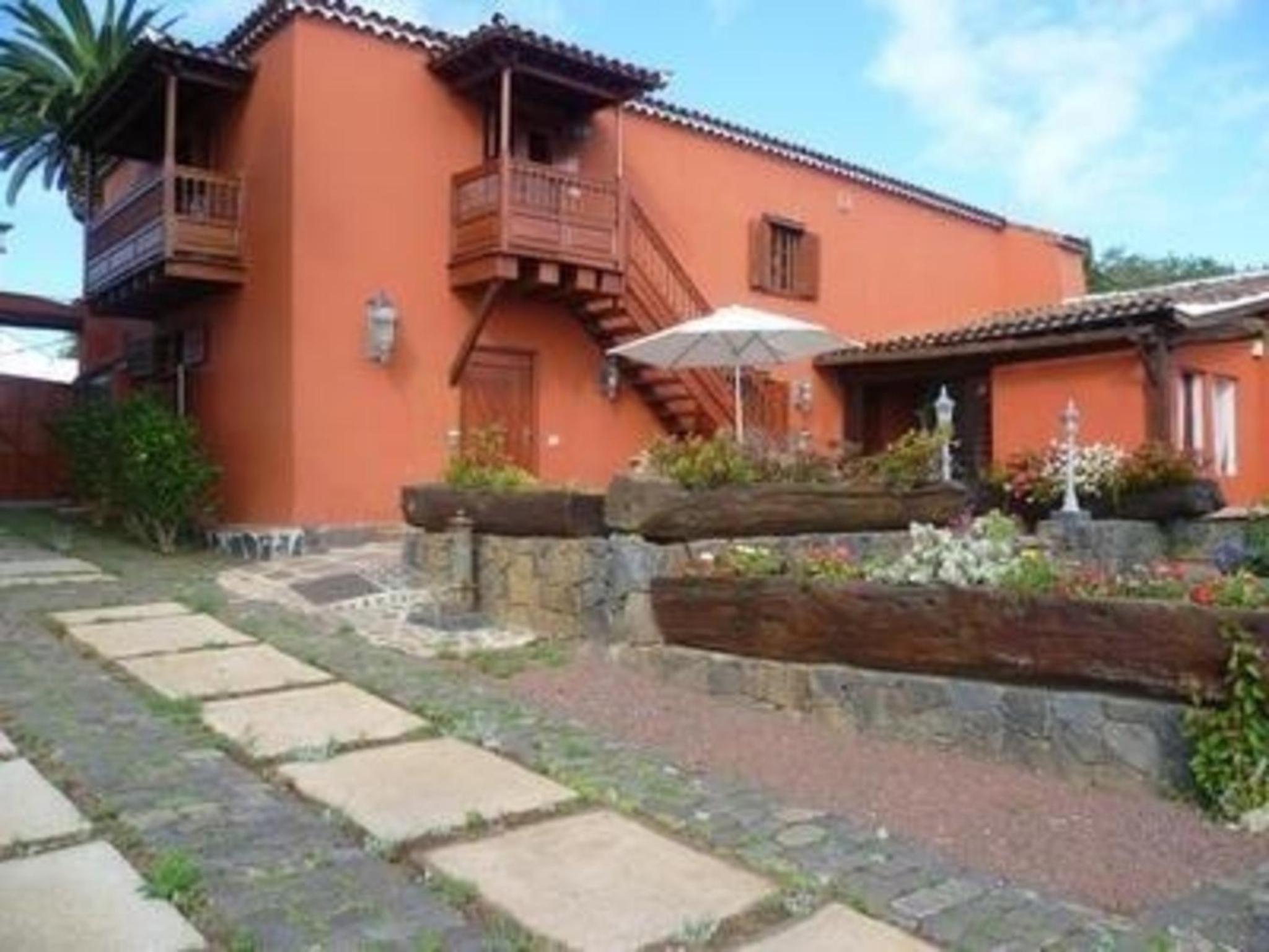 Ferienhaus in La Caridad mit Terrasse, Grill und Whirlpool