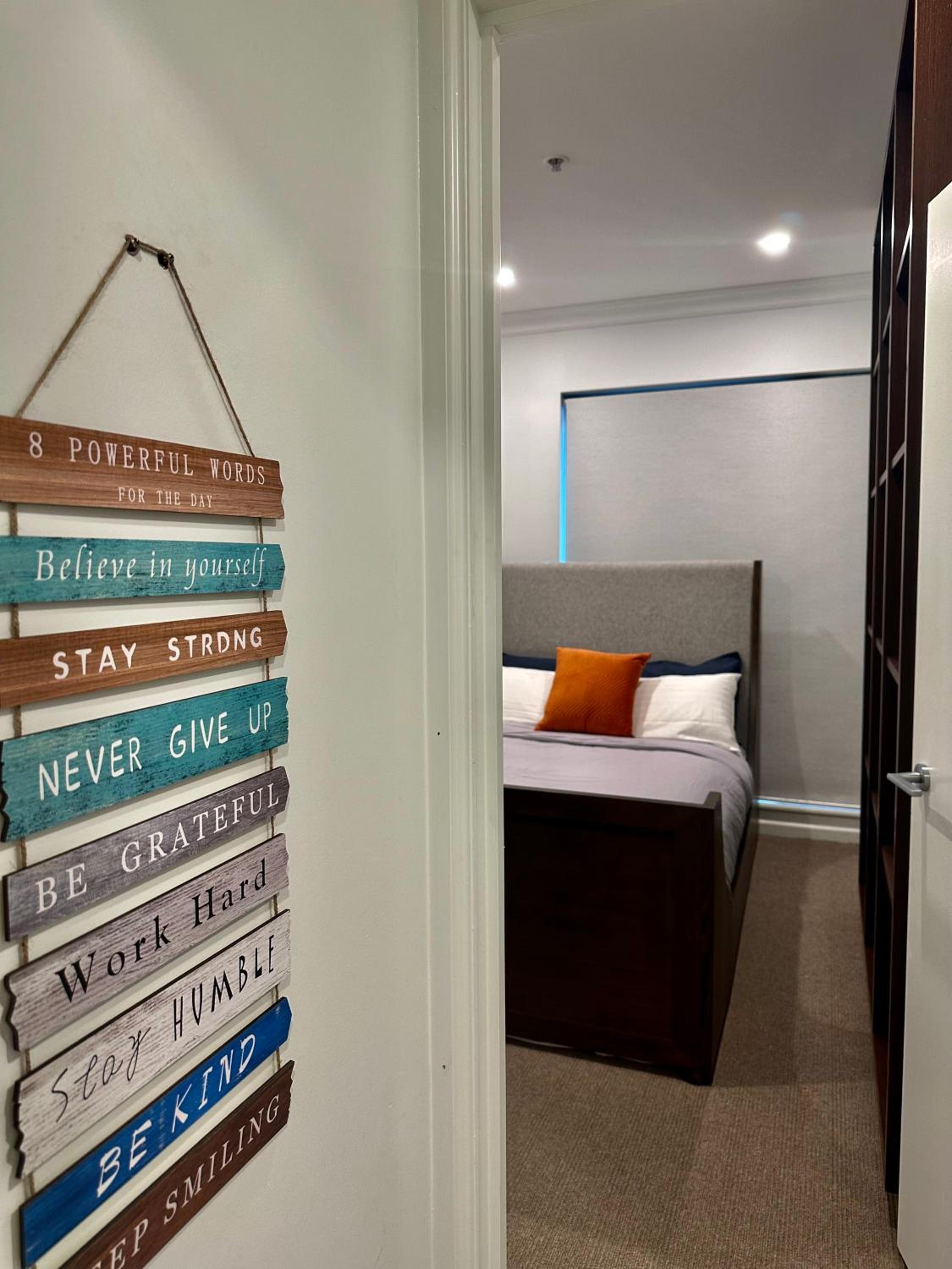 Private 1 Bed Accom with Bathroom in a 3 Bed Apartment - Melb CBD, Regency Towers - Free Parking, WiFi and Pool