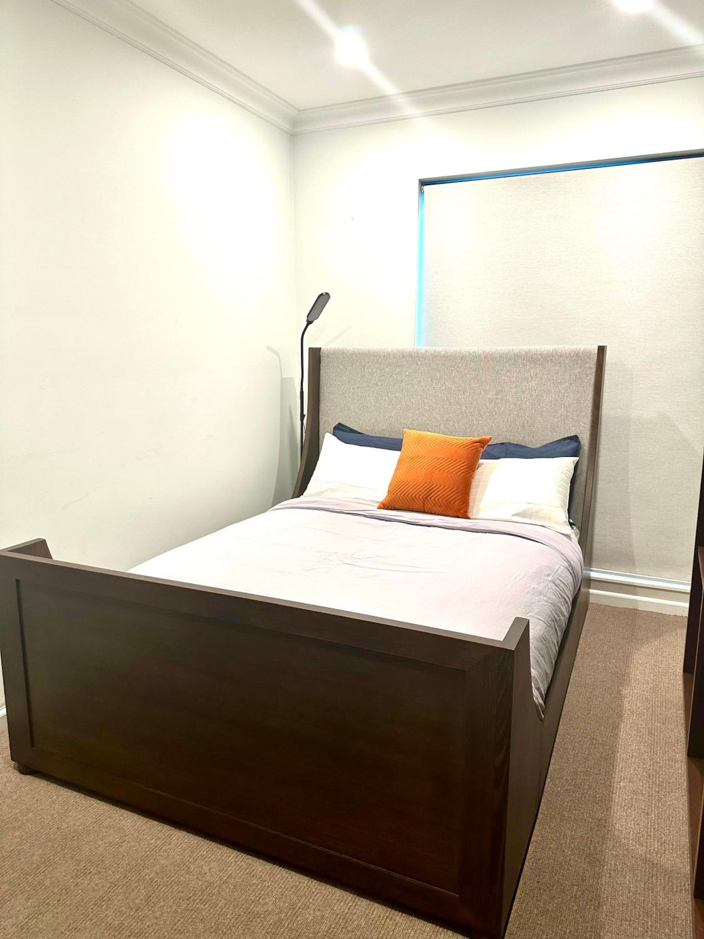 Private 1 Bed Accom with Bathroom in a 3 Bed Apartment - Melb CBD, Regency Towers - Free Parking, WiFi and Pool