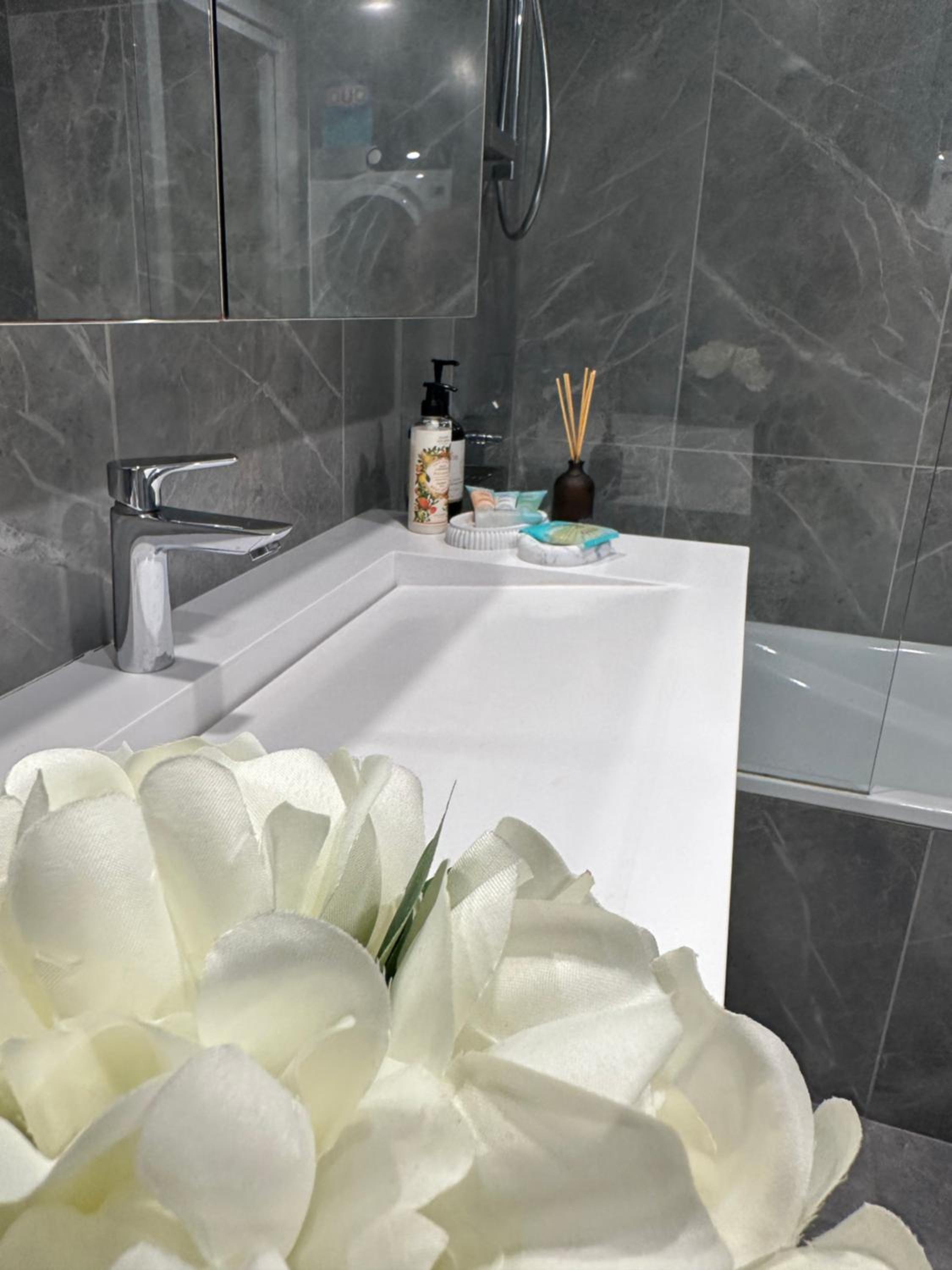 Private 1 Bed Accom with Bathroom in a 3 Bed Apartment - Melb CBD, Regency Towers - Free Parking, WiFi and Pool