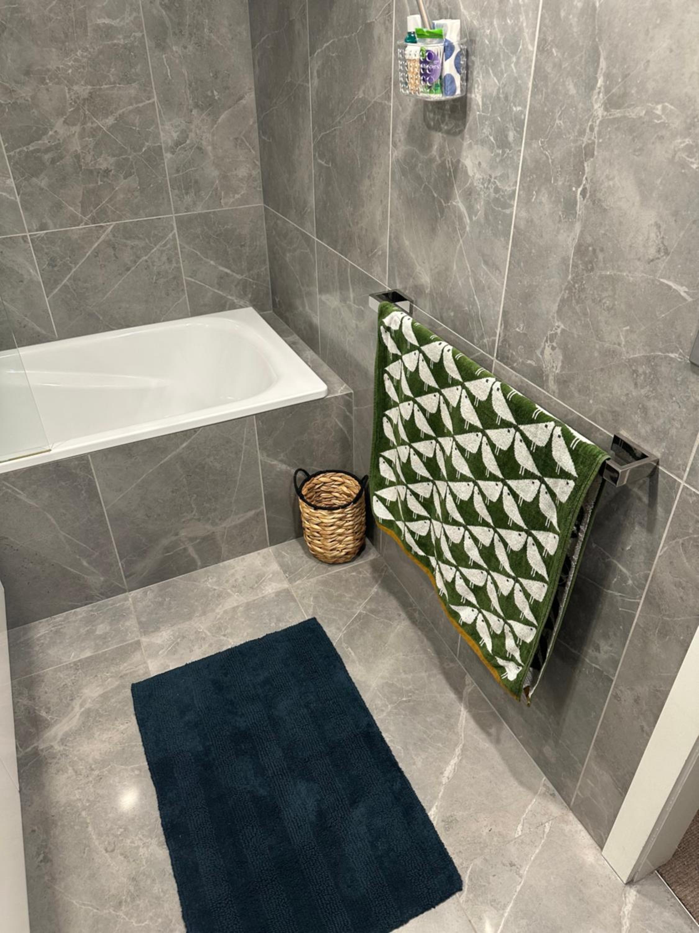 Private 1 Bed Accom with Bathroom in a 3 Bed Apartment - Melb CBD, Regency Towers - Free Parking, WiFi and Pool