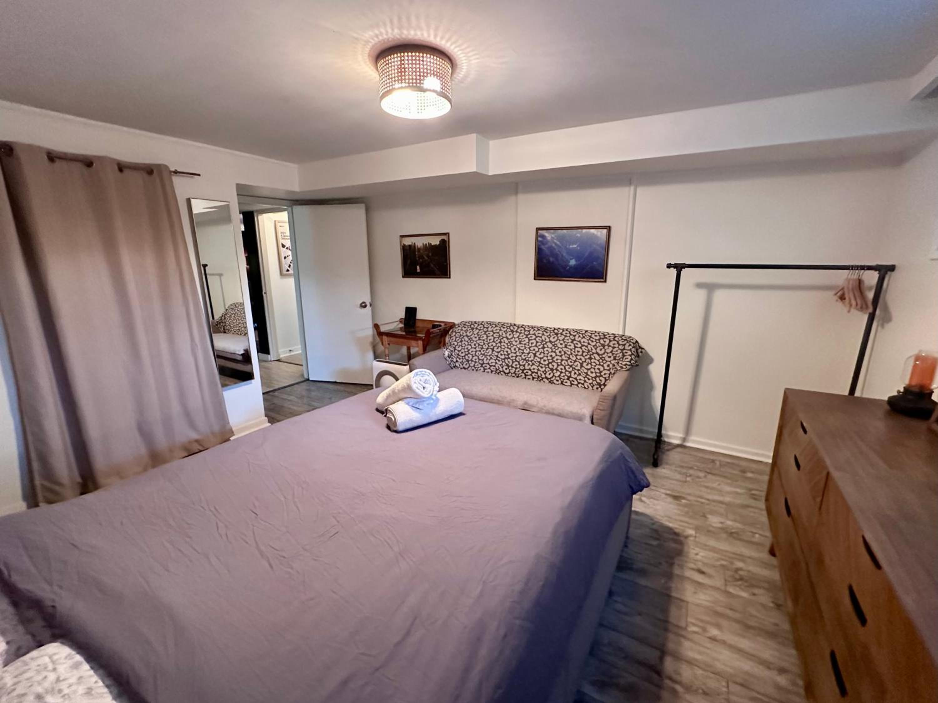 The Orange Door Bungalow- 2-BR w private yard, walkable to cafes & restaurants, 10 min to DT