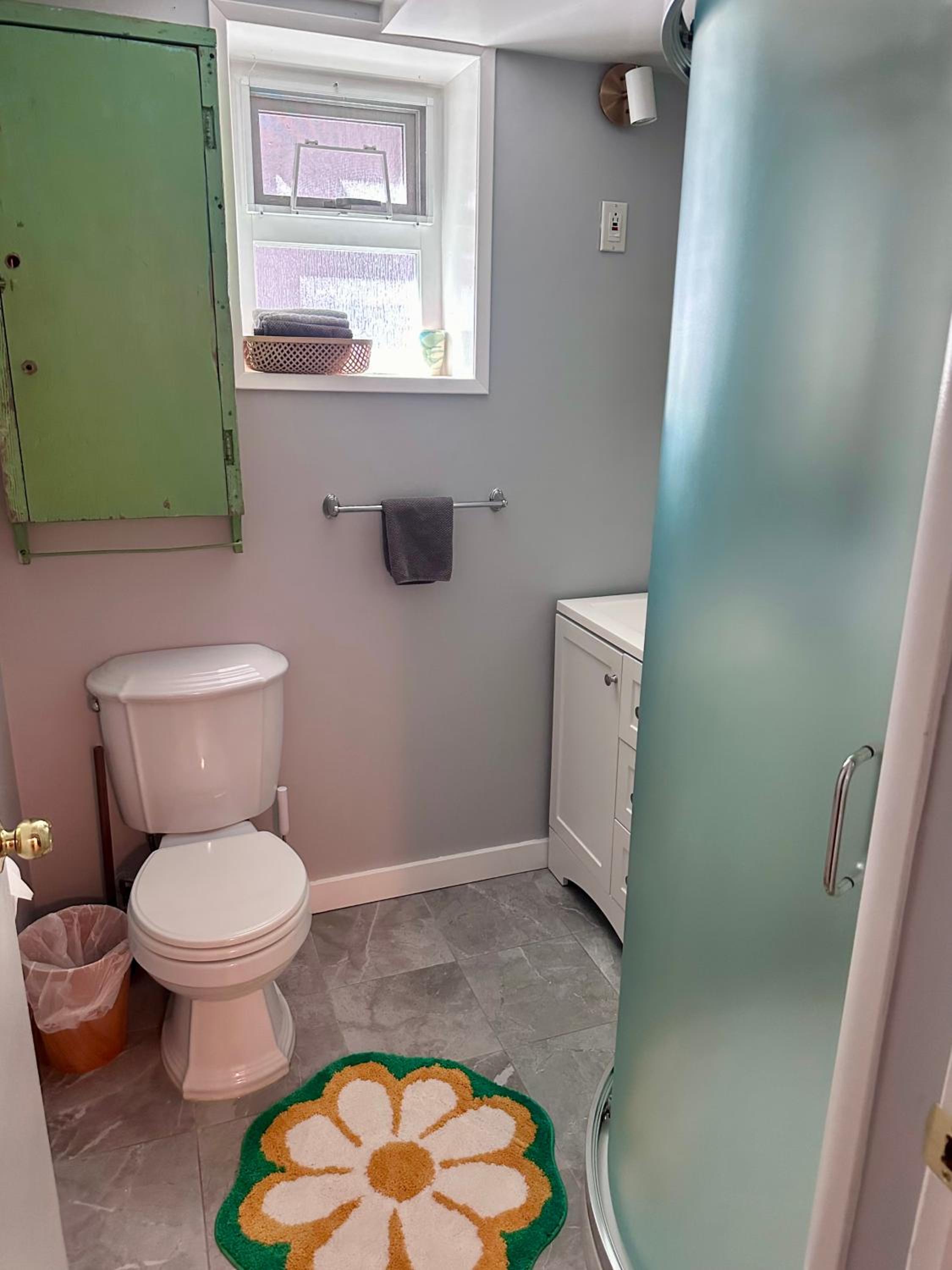 The Orange Door Bungalow- 2-BR w private yard, walkable to cafes & restaurants, 10 min to DT
