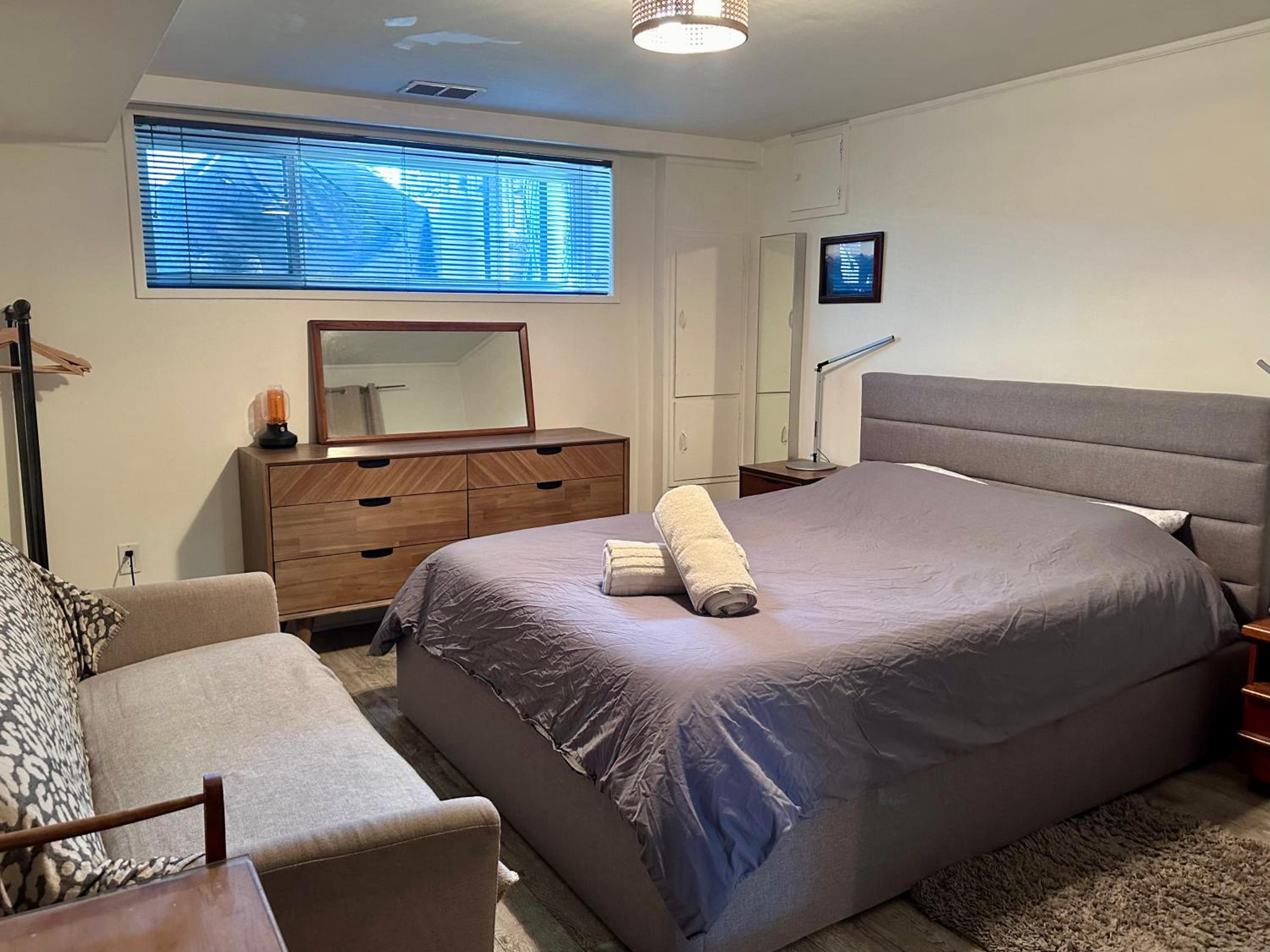 The Orange Door Bungalow- 2-BR w private yard, walkable to cafes & restaurants, 10 min to DT